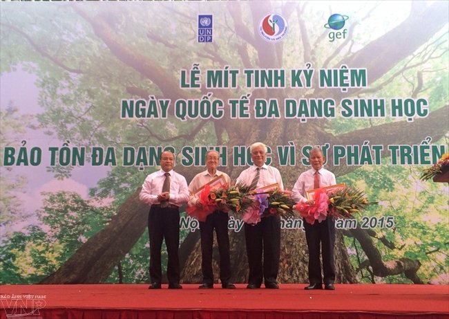 Lãnh đạo Bộ Tài nguyên và Môi trường trao tặng Bằng khen sáng kiến bảo tồn đa dạng sinh học cho Hội Bảo vệ Thiên nhiên và Môi trường Việt Nam.